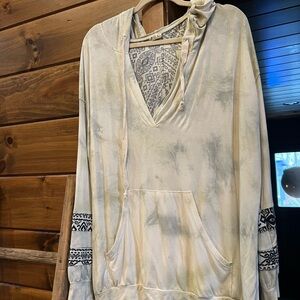 POL Cream and Gray Patterned Garment